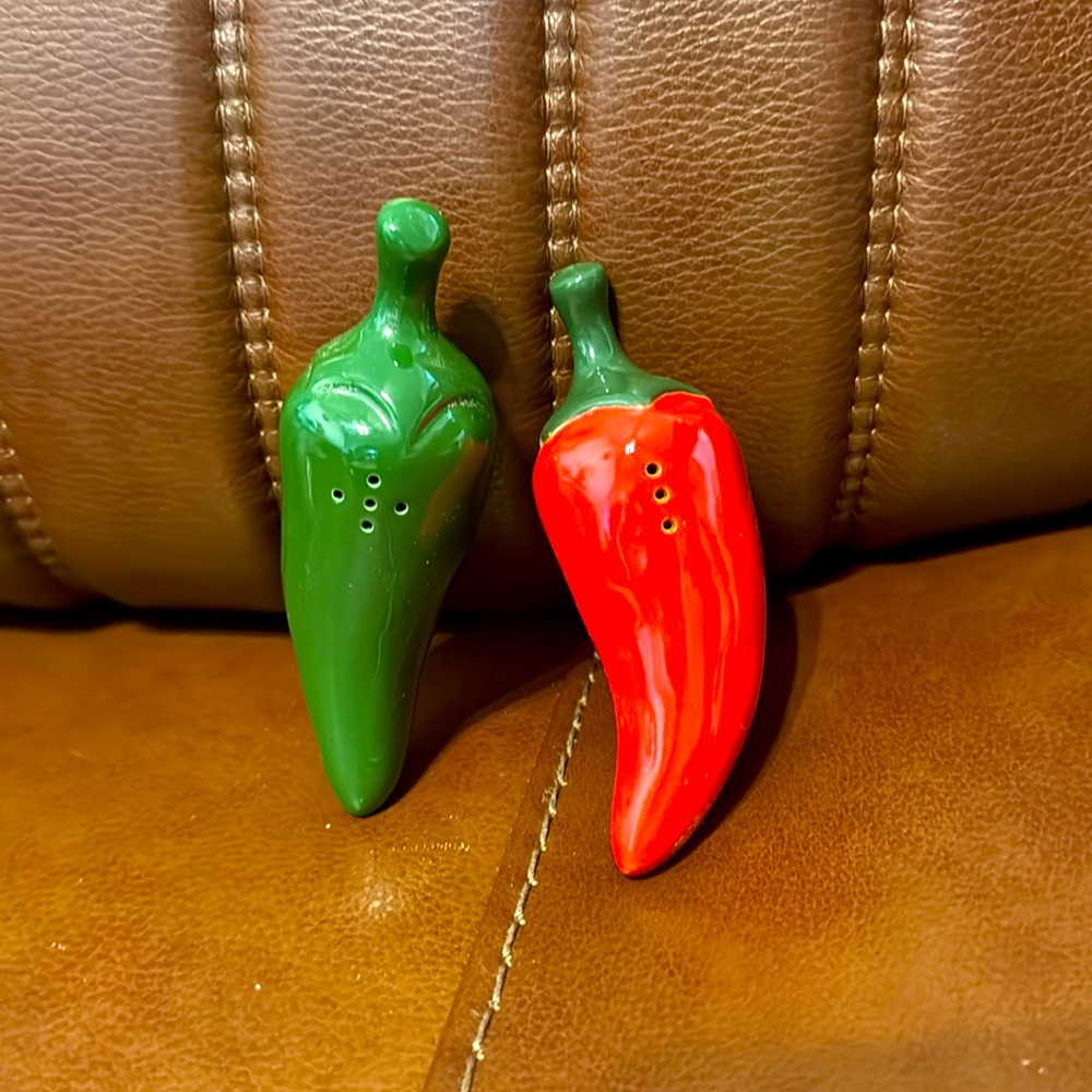 🛍 Salt and pepper shakers